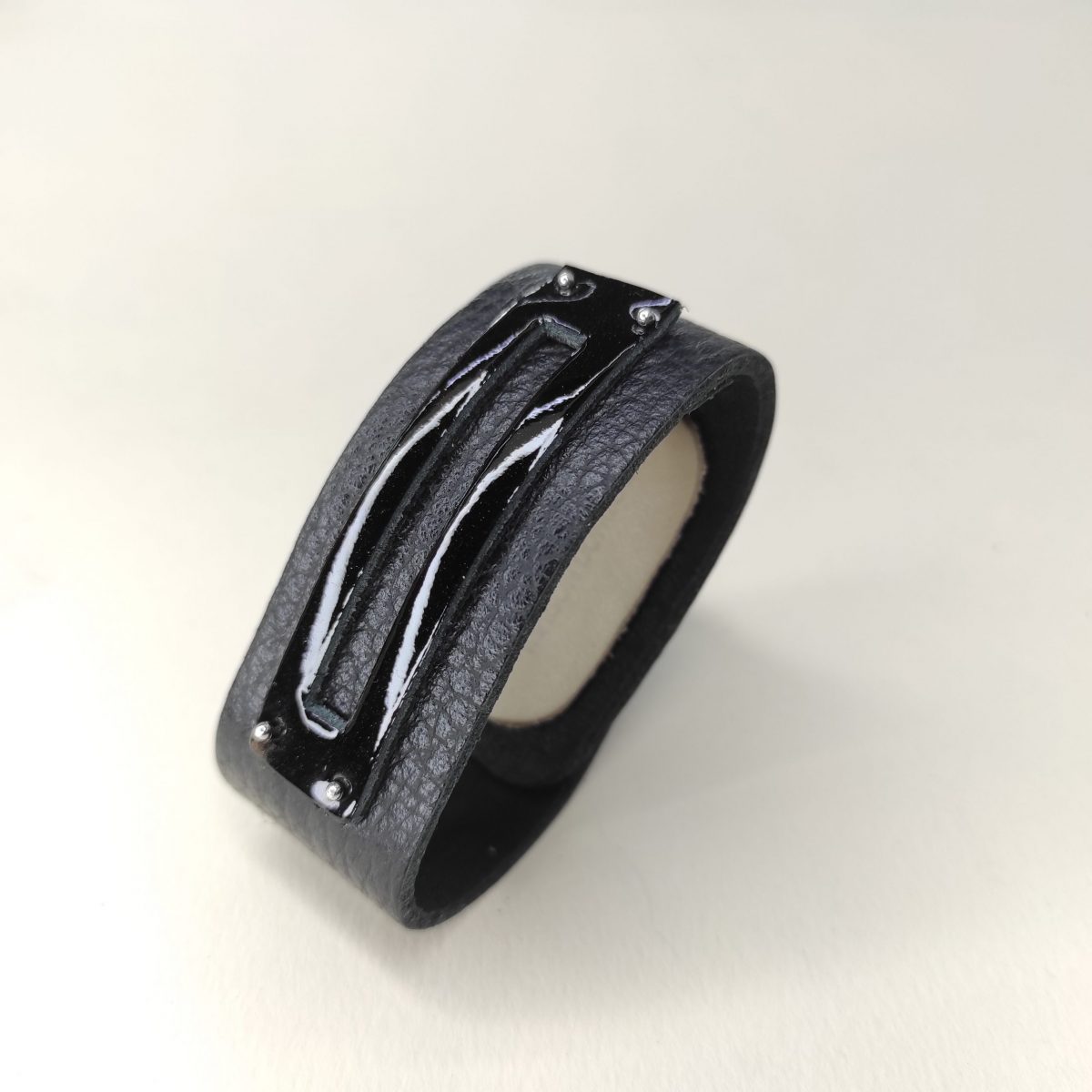 bracelet de cuir Ku design by Maison Domecq bracelet de cuir Ku design by Maison Domecq